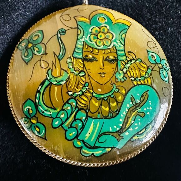 Russian Yoke Girl Hand painted 2sided lacquer pendent 1970’s Vintage - Picture 4 of 7